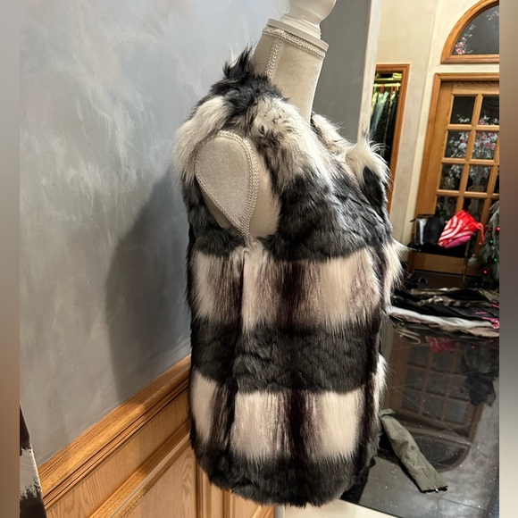 Design Lab women’s faux fur vest. Size XS Great Condition - Picture 3 of 7